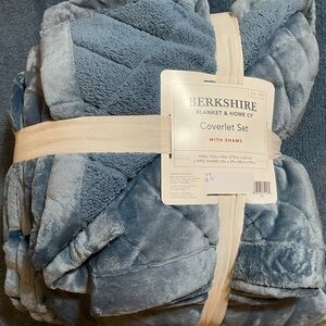 Berkshire luxury coverlet set king size. $120 retail